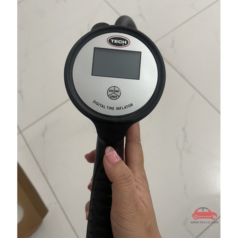 Đồng hồ bơm và kiểm tra áp suất lốp xe bánh xe ô tô hiển thị điện tử Tech USA Mỹ (sản xuất tại Trung Quốc)